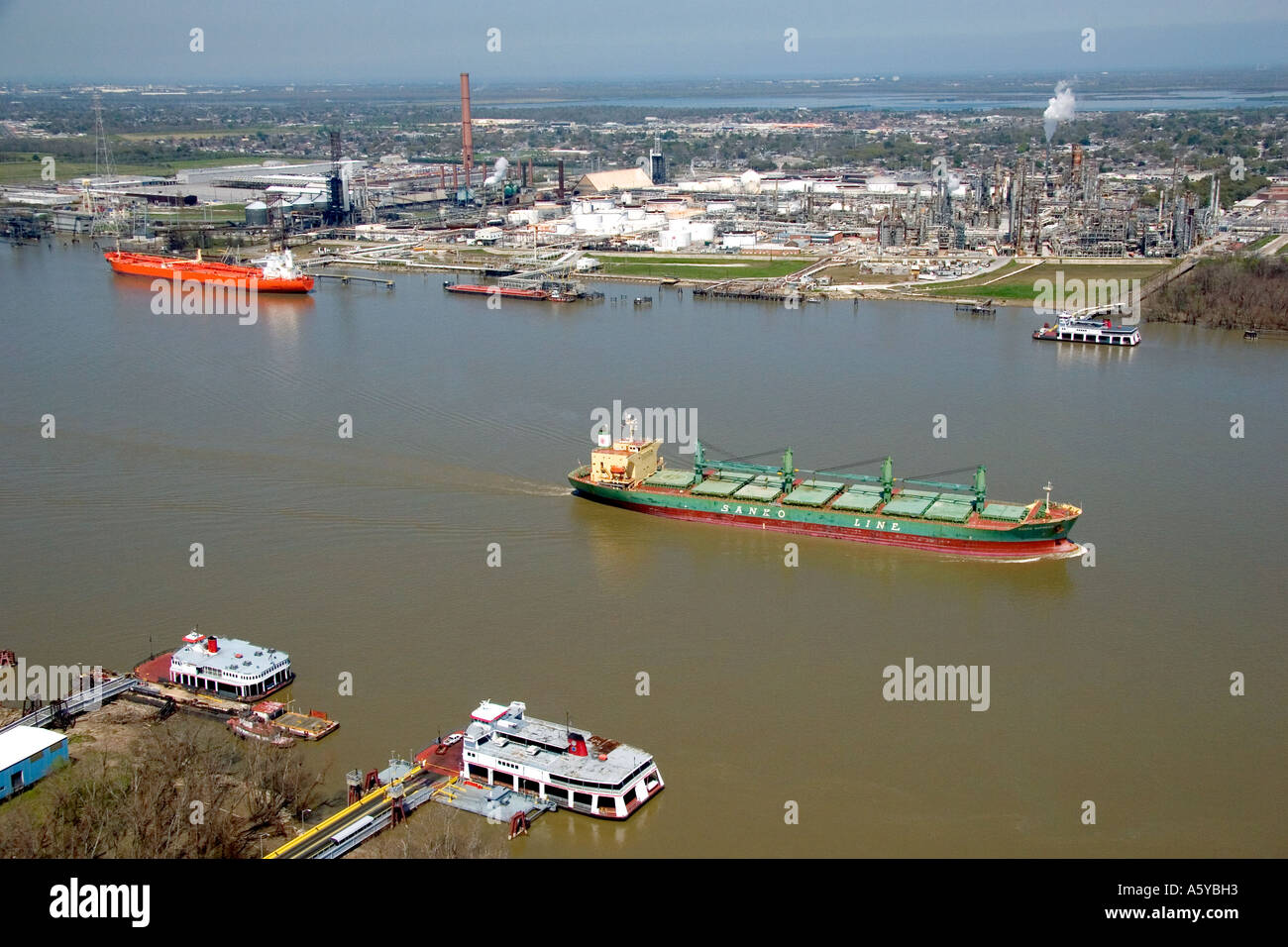 Materiale sfuso nave sul fiume Mississippi vicino a New Orleans, Louisiana. Anche i traghetti e navi cisterna in raffineria. Foto Stock
