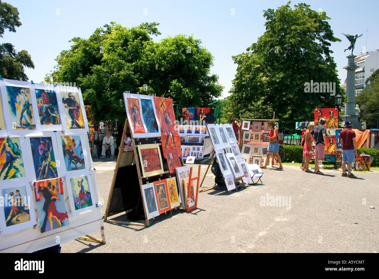 L'arte di essere venduto nel parco di fronte al cimitero di Recoleta in Buenos Aires, Argentina. Foto Stock