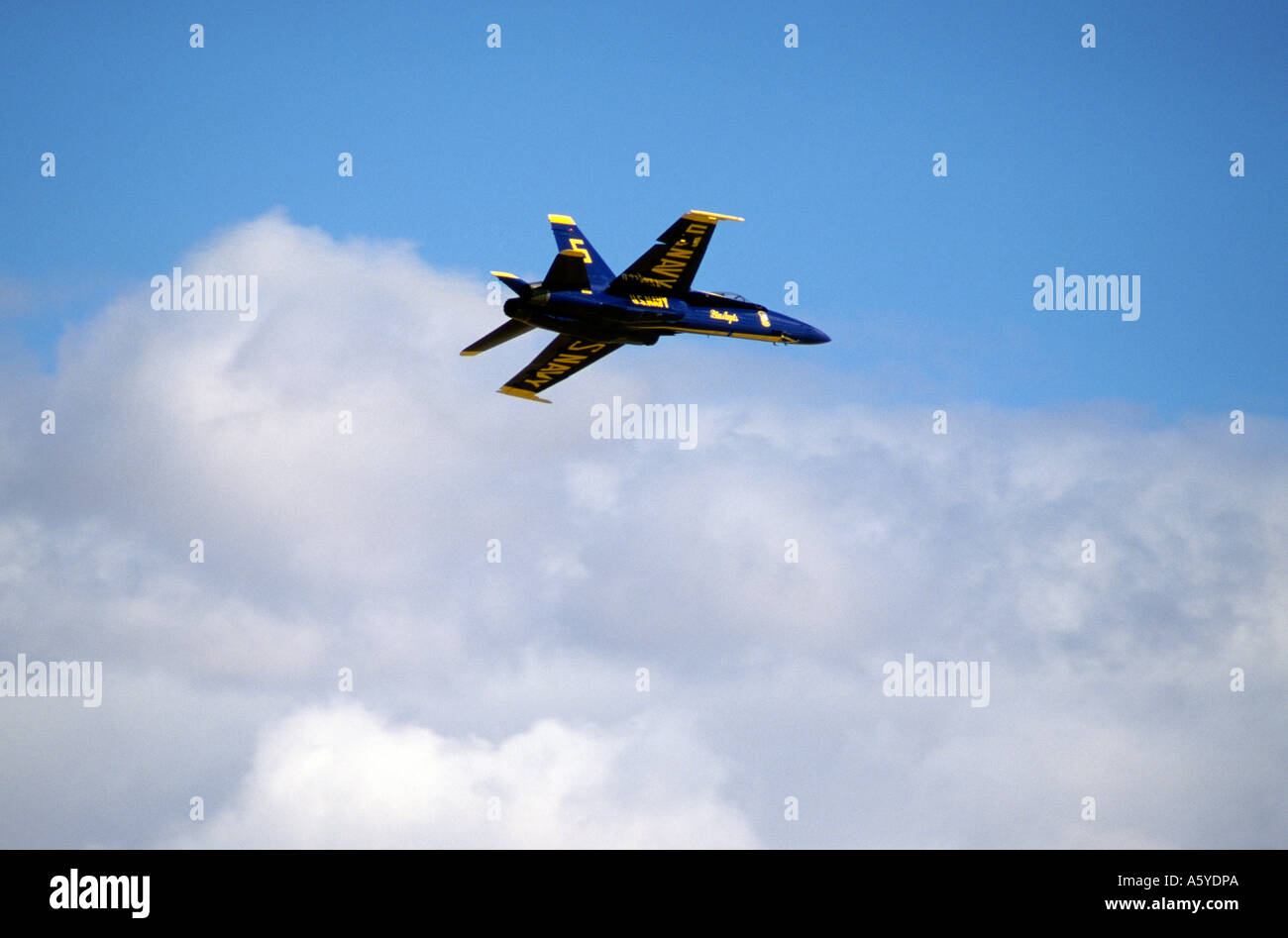 Un angelo blu f-18 getto supersonico. Foto Stock