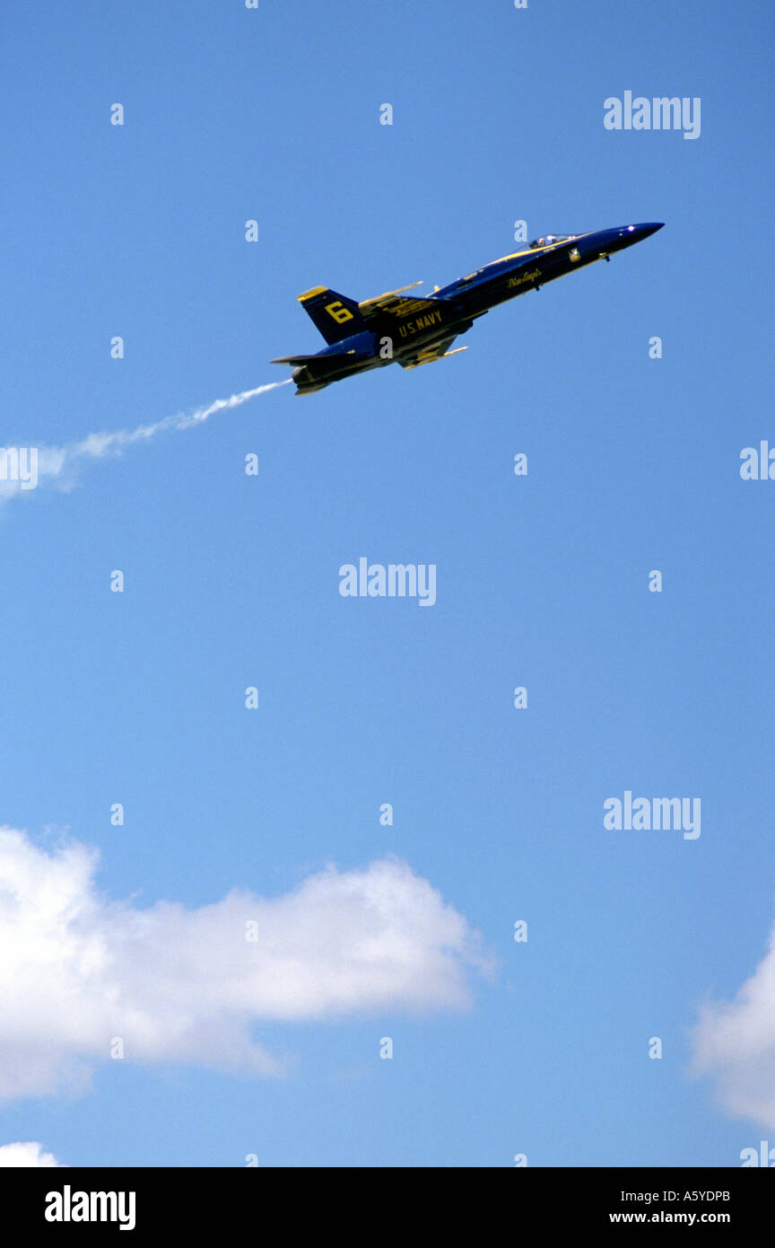 Un angelo blu f-18 getto supersonico. Foto Stock