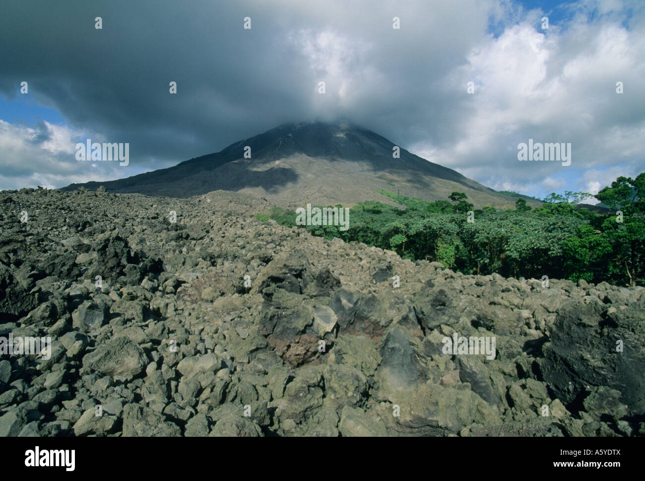 Costa Rica, il Vulcano Arenal, flusso di lava al di sotto di vulcano attivo Foto Stock