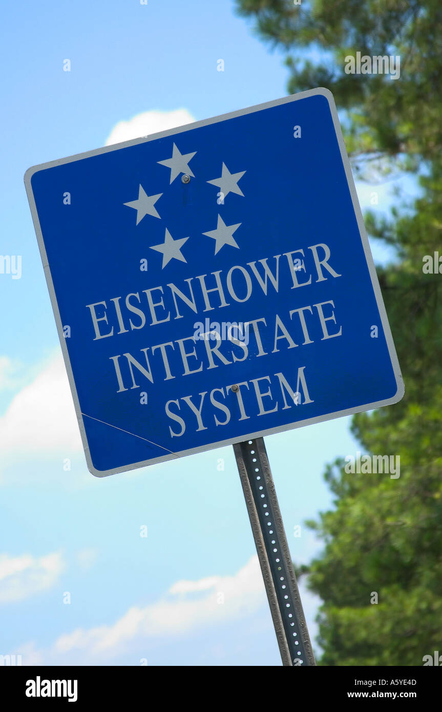 Slanted Eisenhower Interstate Highway System, cartello lungo una strada degli Stati Uniti, che simboleggia le infrastrutture e i trasporti nazionali, Stati Uniti. Foto Stock