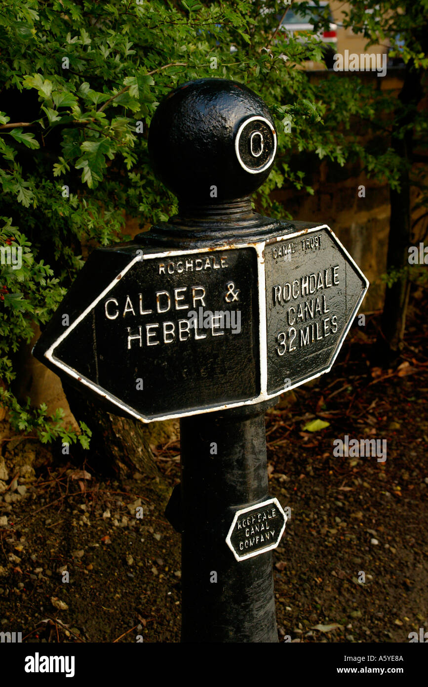Segno posto sulla Rochdale Canal a Sowerby Bridge Halifax West Yorkshire Foto Stock