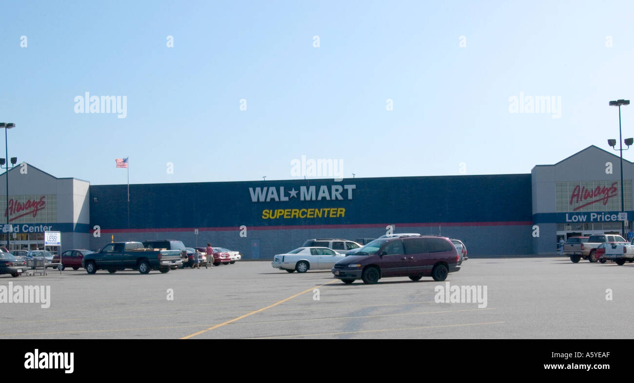 Negozio Walmart Supercenter e parcheggio in una giornata di sole, Stati Uniti. Foto Stock