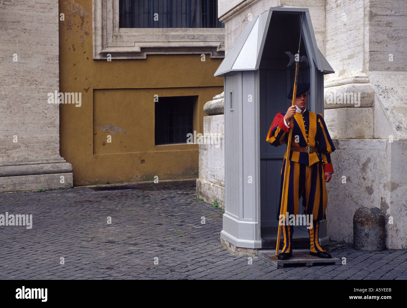 Una guardia svizzera in servizio presso il Vaticano a Roma Foto Stock