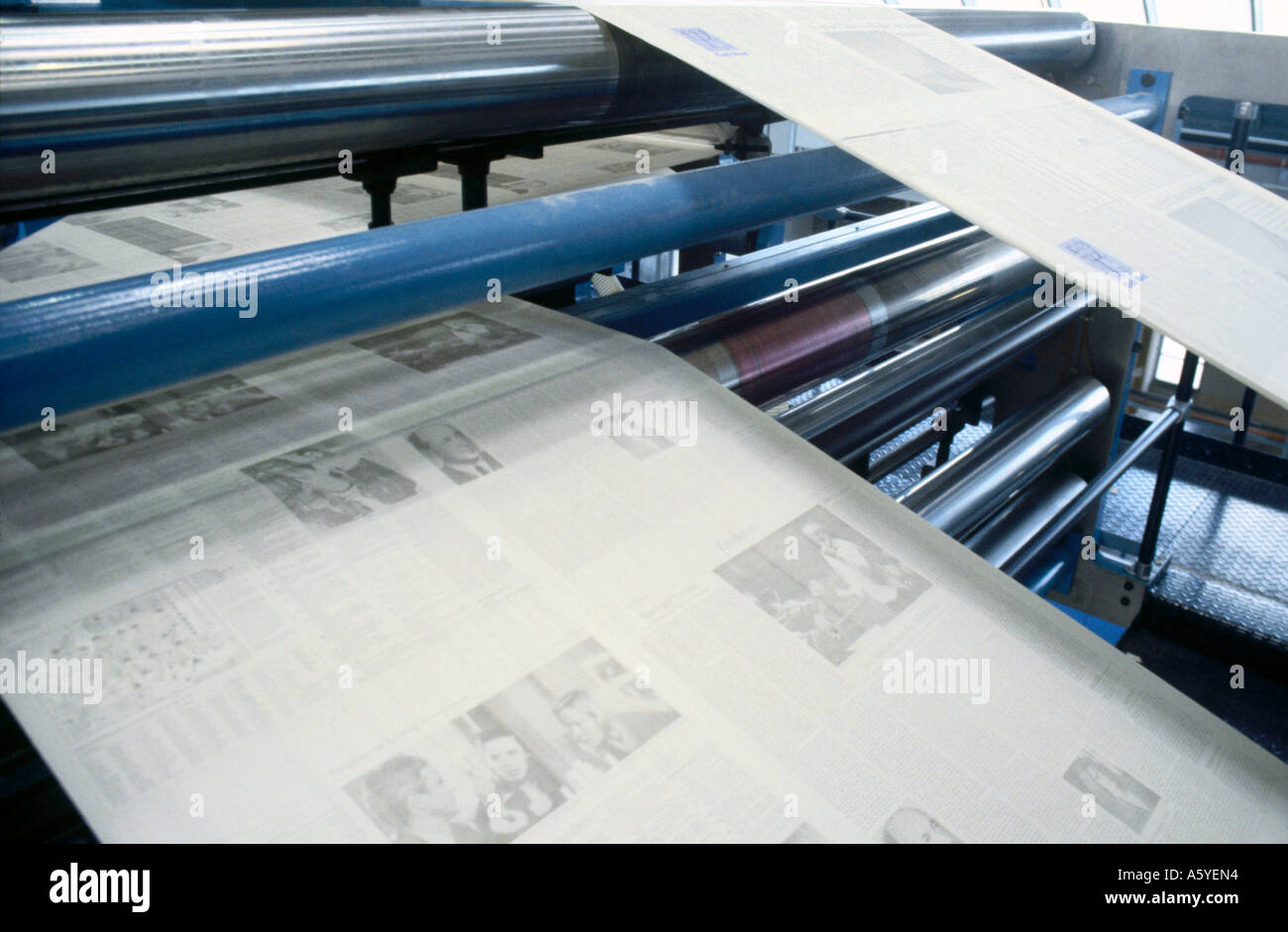 Quotidiani essendo stampato sulla macchina da stampa Foto Stock
