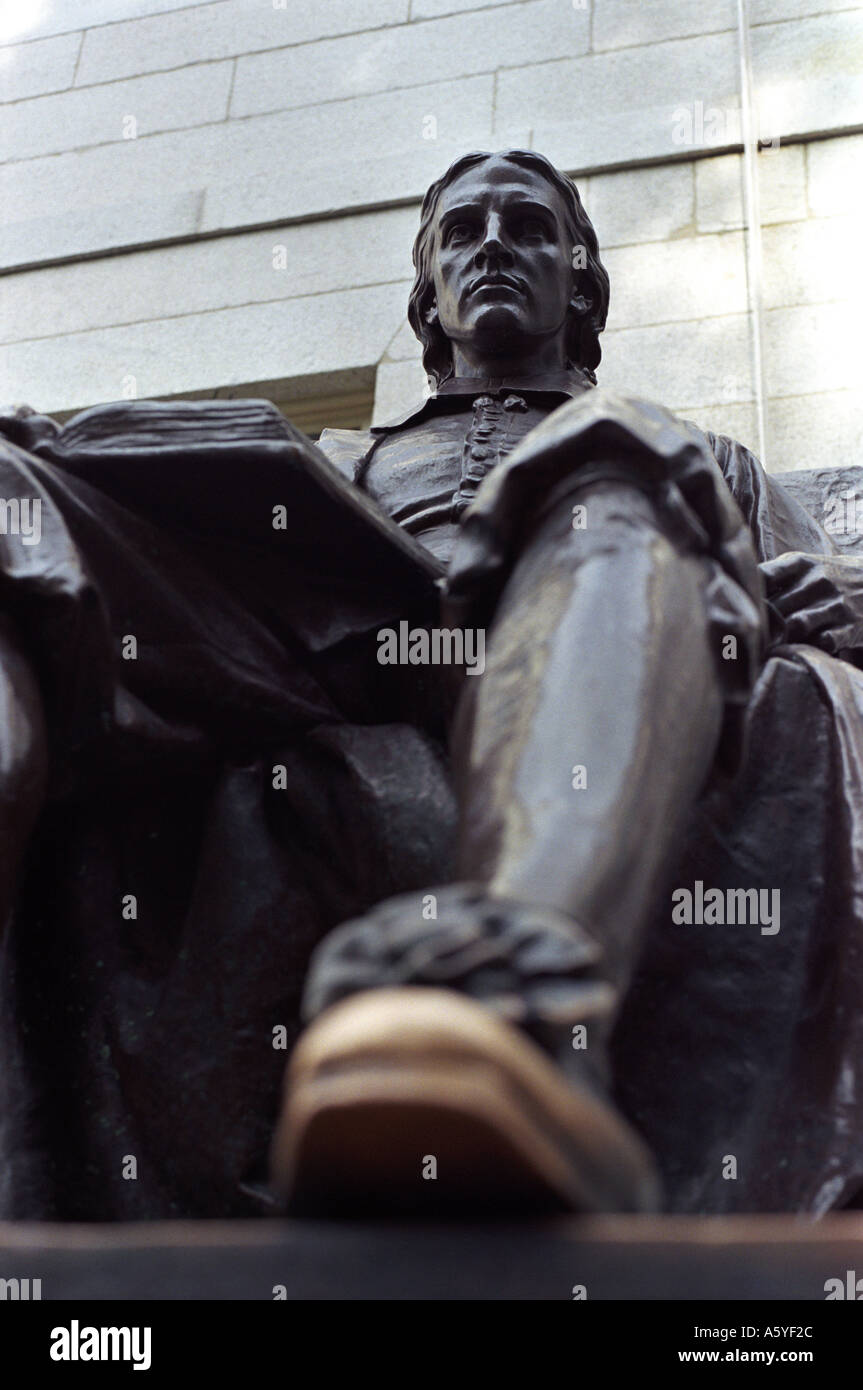 La statua di Giovanni Harvard a Cambridge Massachusetts fondatore dell'Università di Harvard Foto Stock