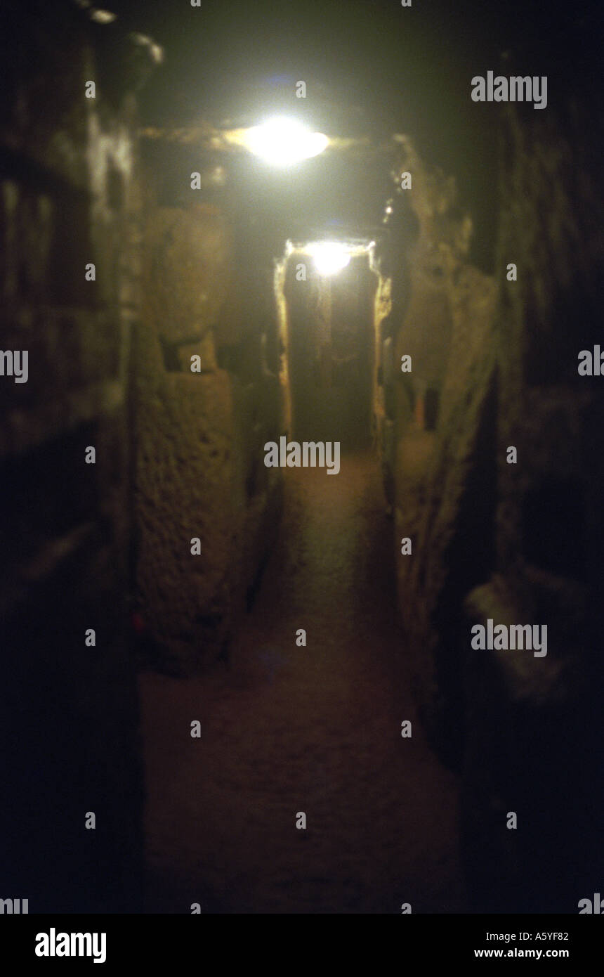 All'interno delle antiche catacombe sotto la città di Roma Italia Foto Stock