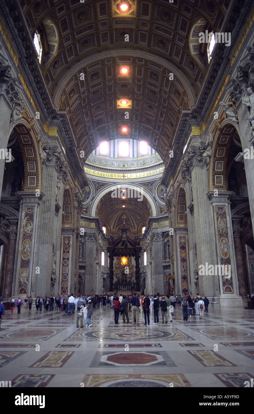 All'interno della splendida Basilica di San Pietro in Vaticano a Roma Foto Stock