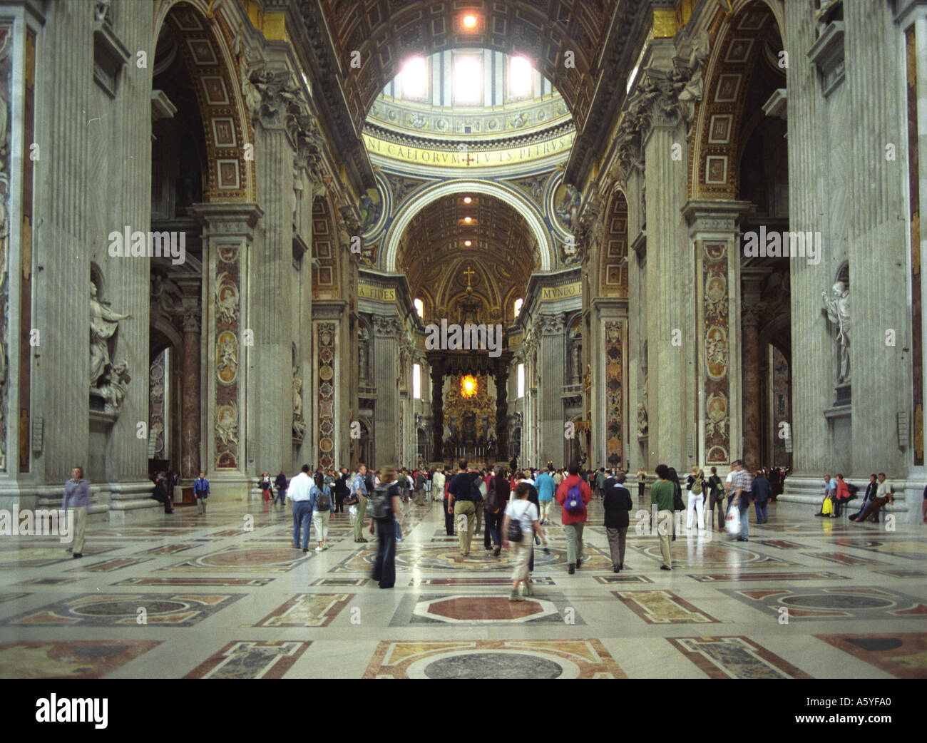 All'interno della splendida Basilica di San Pietro in Vaticano a Roma Foto Stock