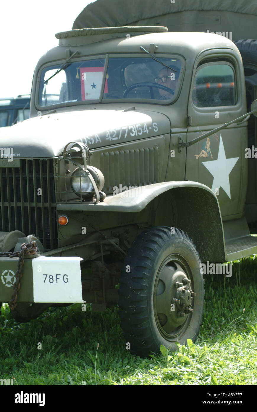 Jeep miltary vechical quattro per quattro 4 X 4 fuori strada fango suv oliver scialbi armysoldier combattere in guerra mondo due una pistola spara bullet kill Foto Stock