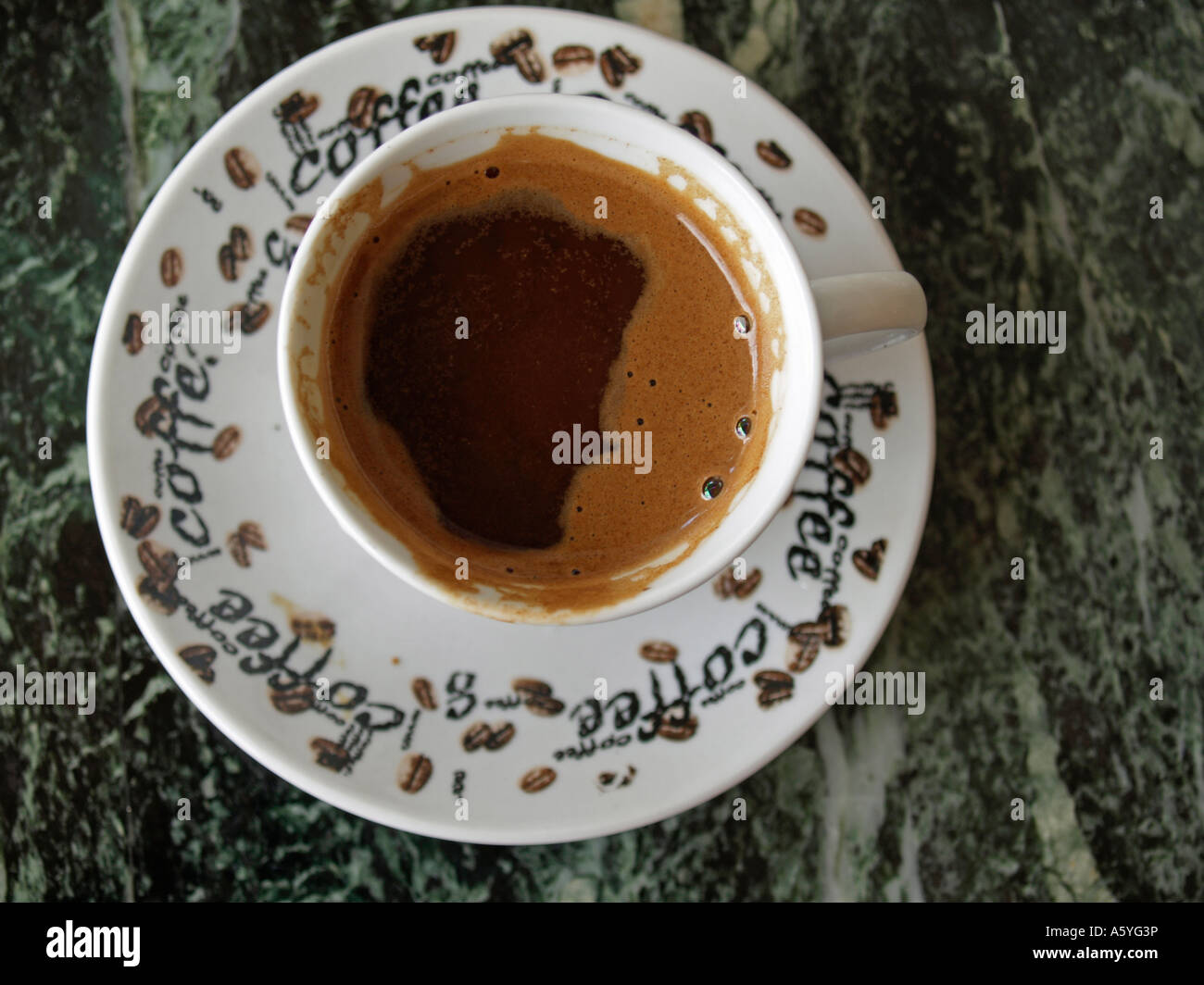 Tazza di caffè in una vasca in marmo topview della tabella Foto Stock