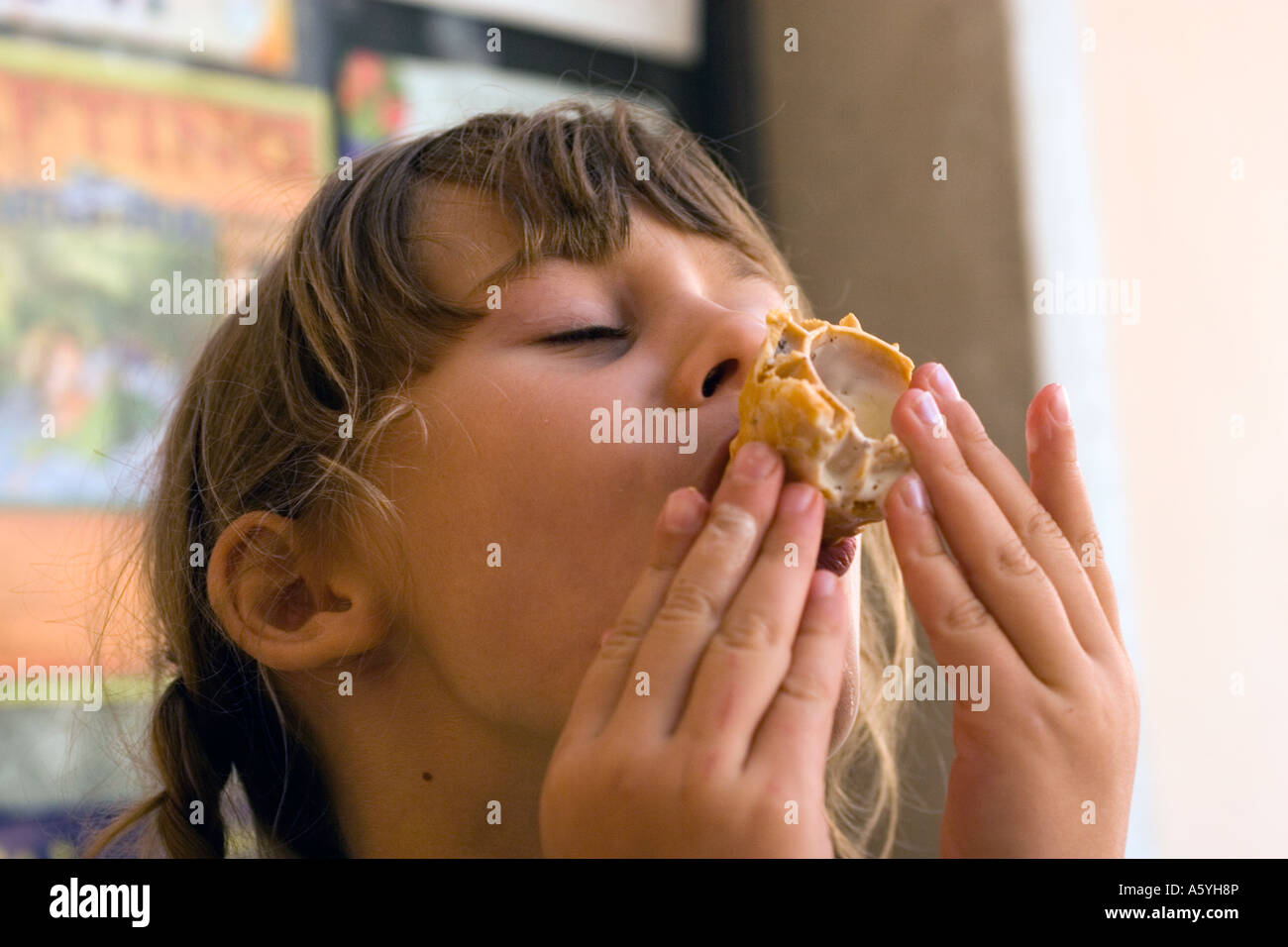 Bambino a mangiare il gelato Foto Stock