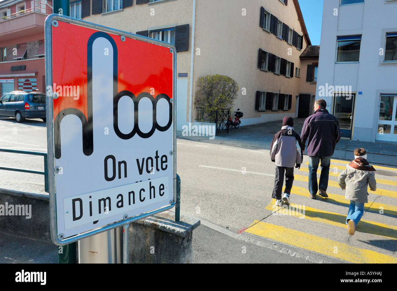 Un segno sollecitando la popolazione svizzera a votare. Il segno legge 'Uno voti domenica' Foto Stock