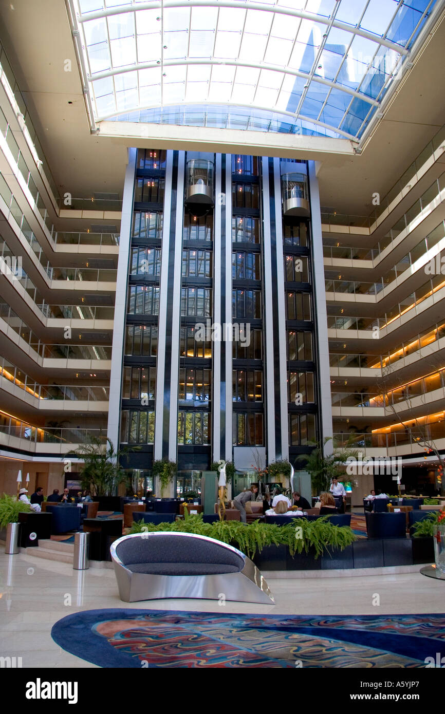 Interno dell'Hilton hotel lobby a Puerto Modero, Buenos Aires, Argentina. Foto Stock