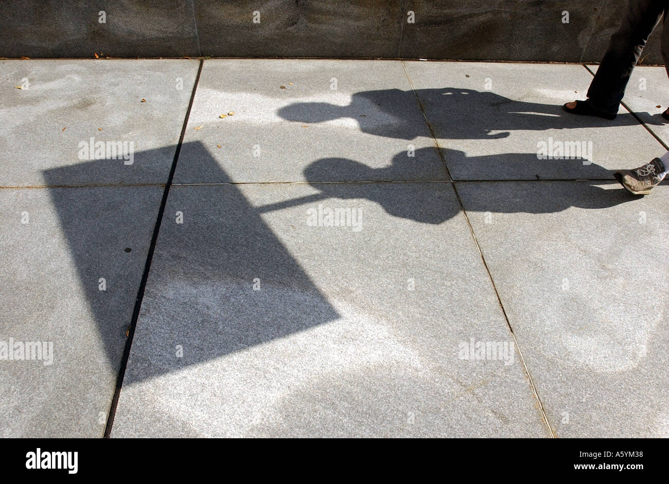 I percussori ad una unione colpire le ombre sul marciapiede Foto Stock