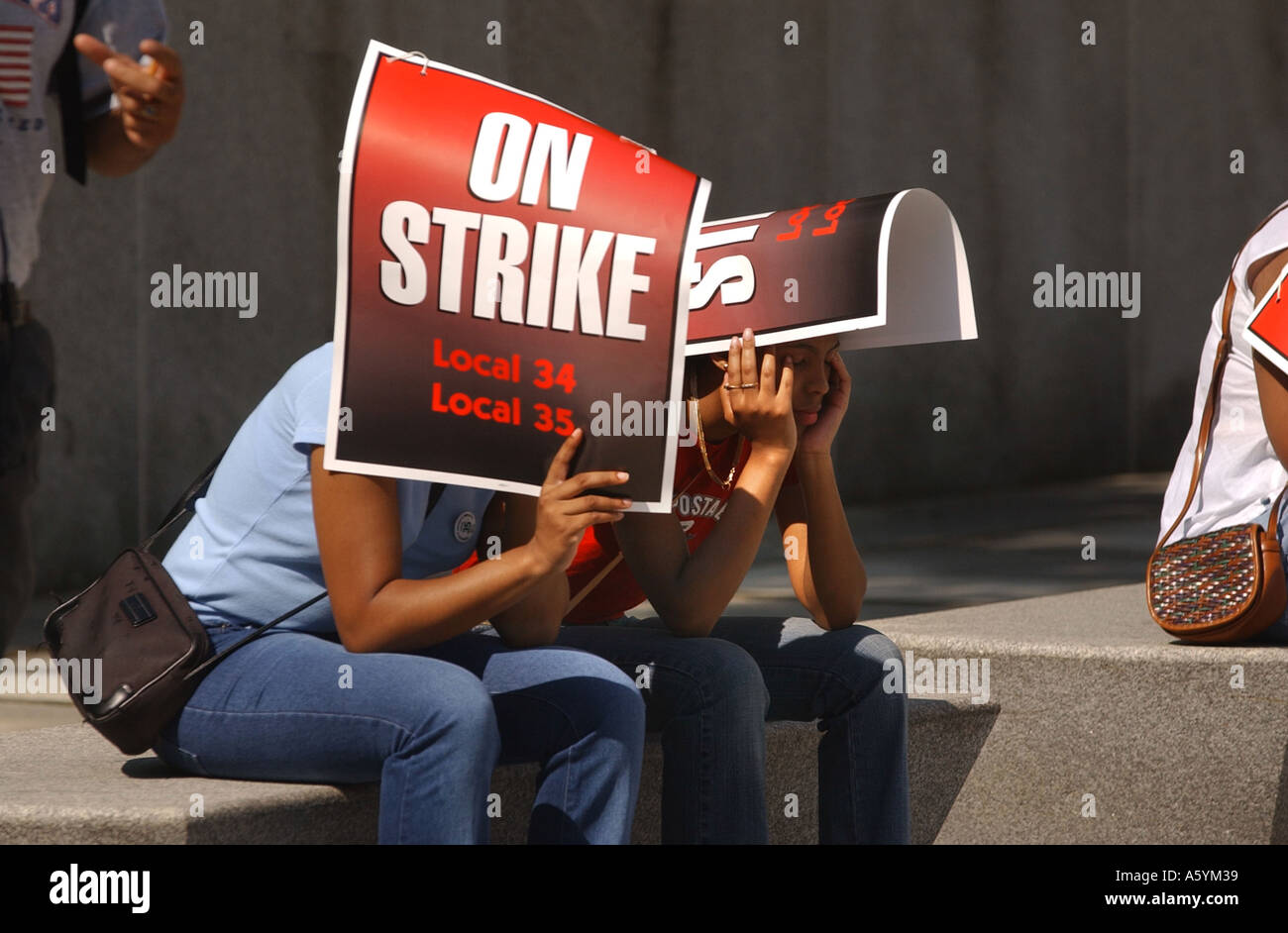 Unione lavoratori allo sciopero lungo prendere un riparo dal sole Foto Stock