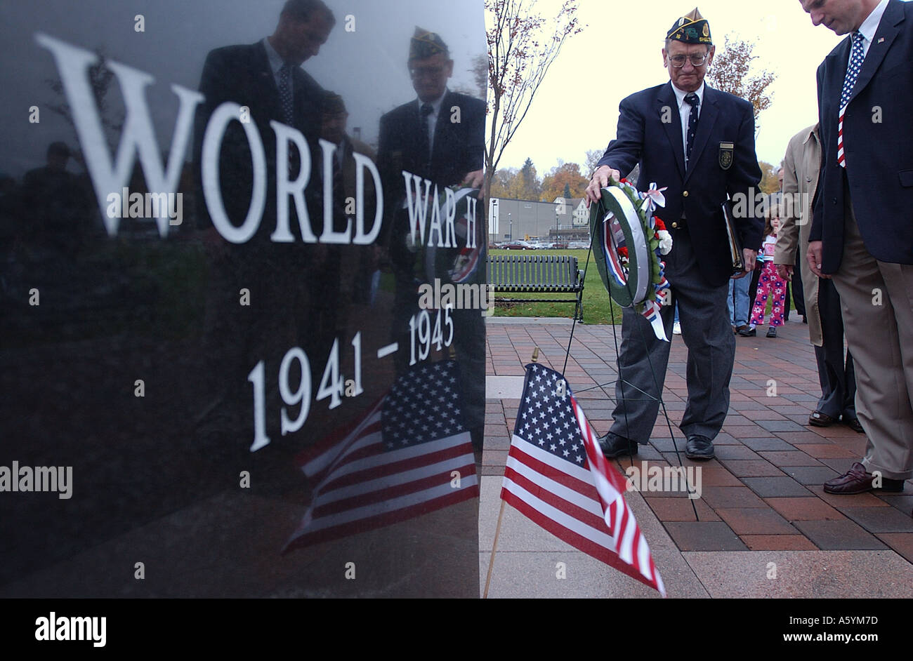 II Guerra Mondiale Veterani la posa di corone di fiori in un memoriale ai caduti della seconda guerra mondiale Foto Stock