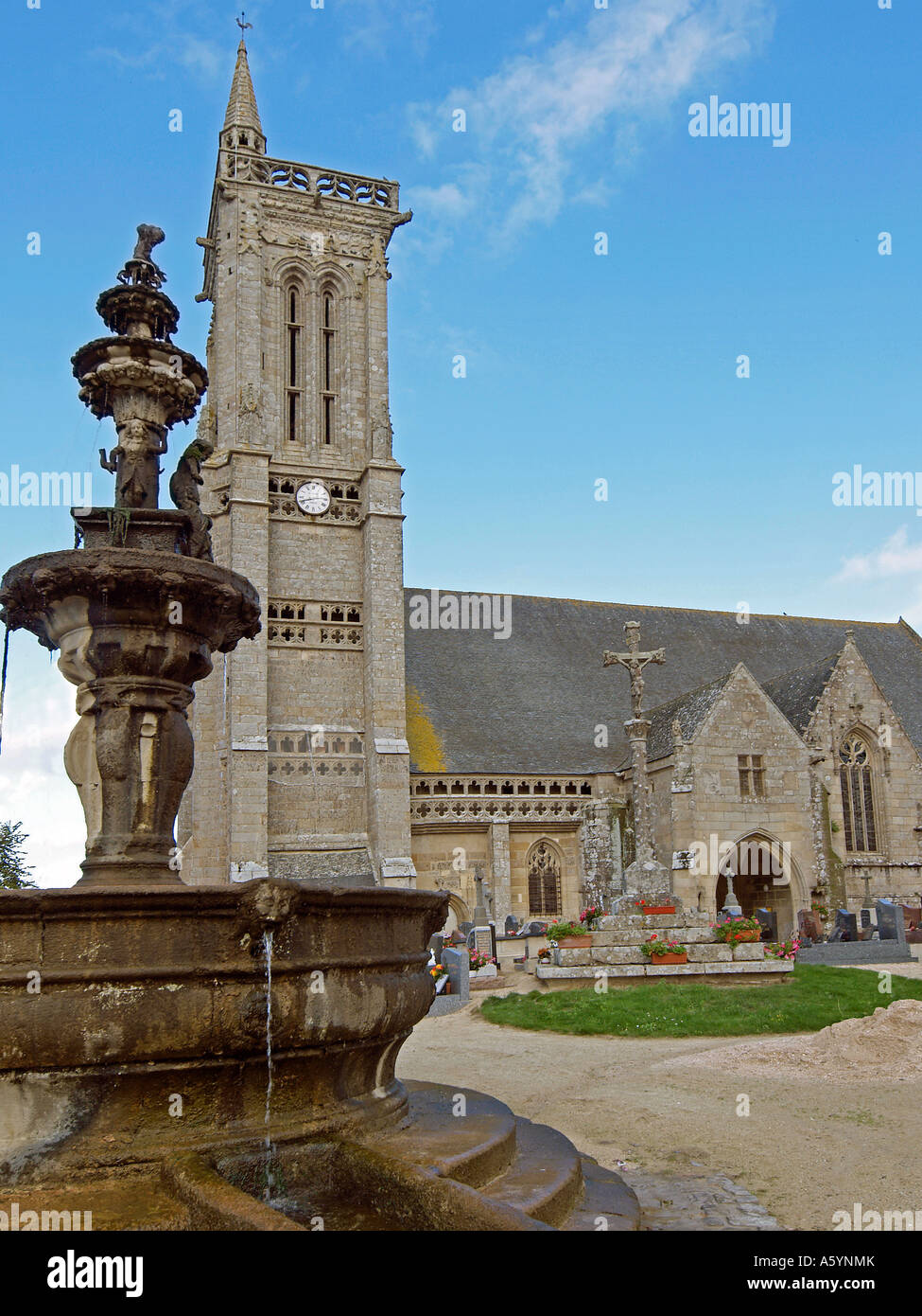 Fontana di fronte alla chiesa gotica di Saint Jean du Doigt Finistere Bretagna Francia Foto Stock