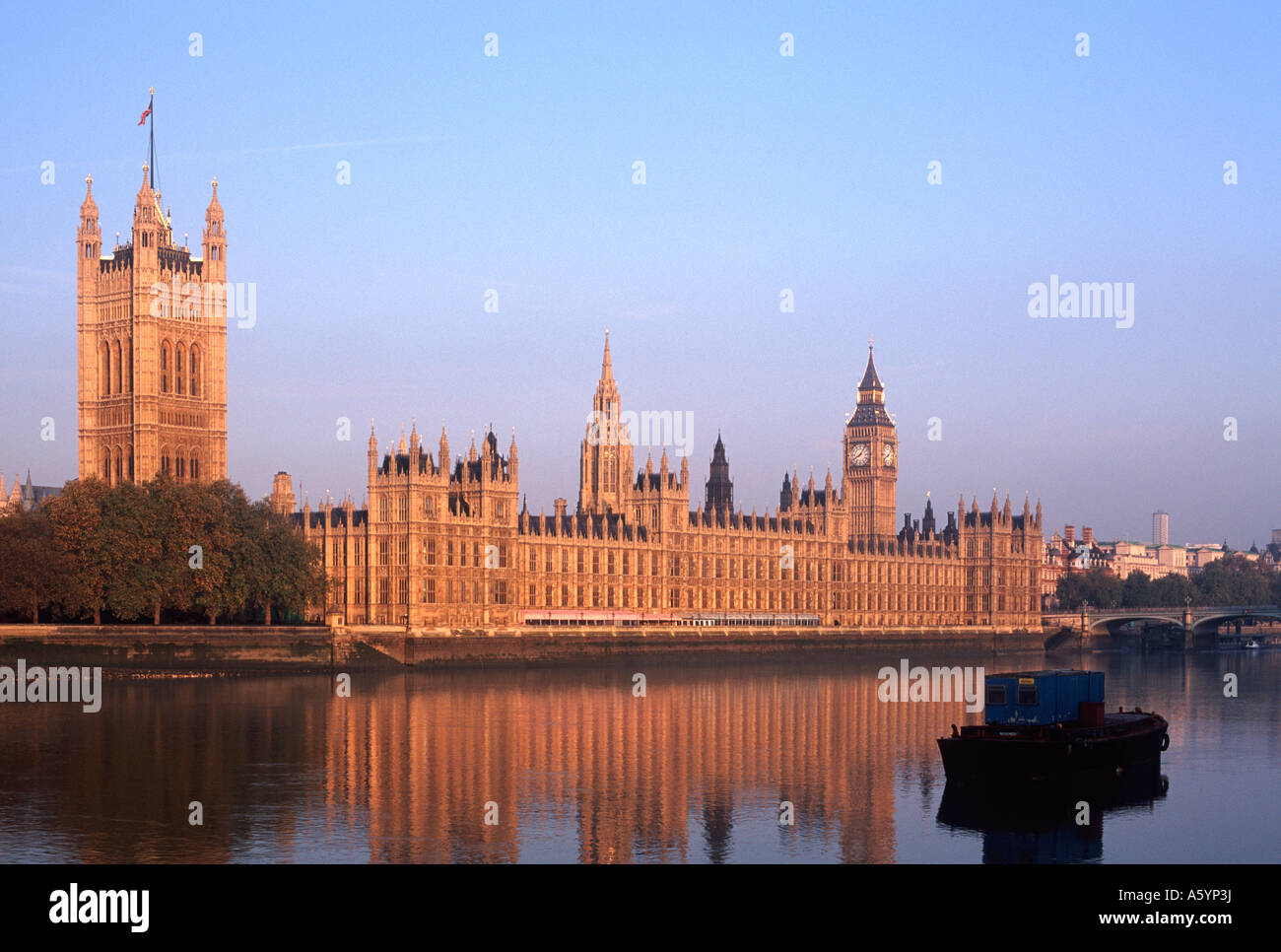 Case del Parlamento si riflette nel fiume il Tamigi all'alba, Westminster, Londra, Inghilterra Foto Stock