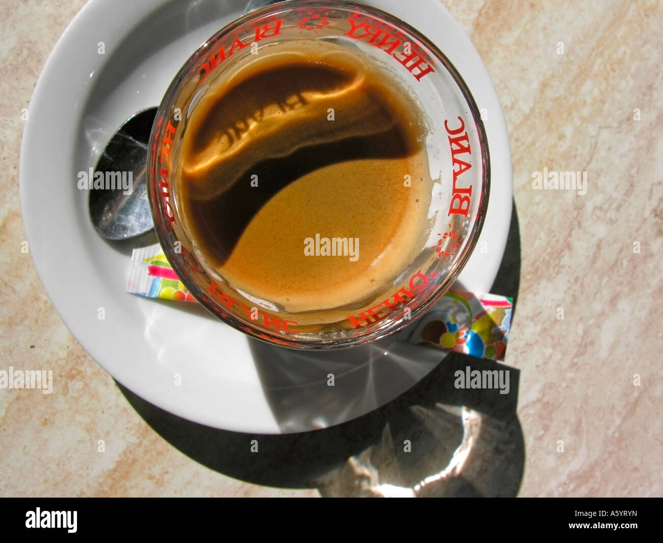 Tazza di caffè in una vasca in marmo topview della tabella Foto Stock