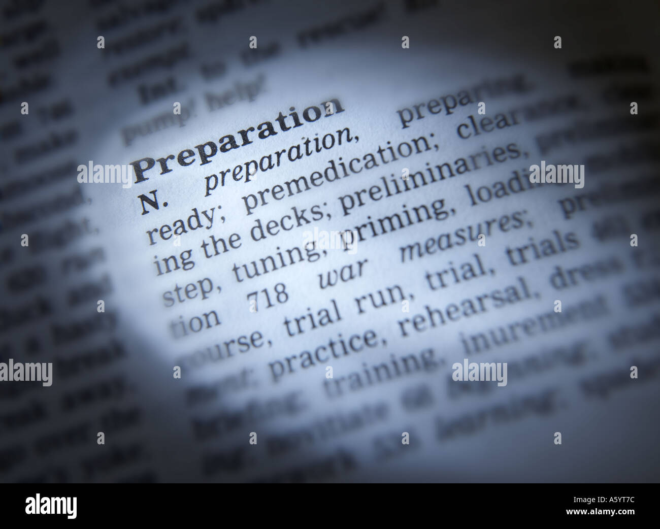 Il thesaurus di pagina che mostra la definizione della parola preparazione Foto Stock