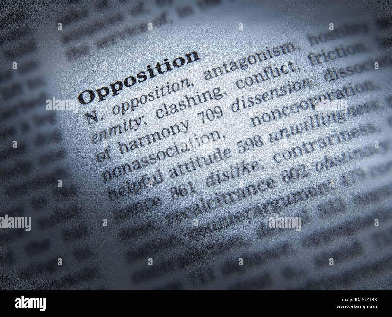 Il thesaurus di pagina che mostra la definizione della parola opposizione Foto Stock