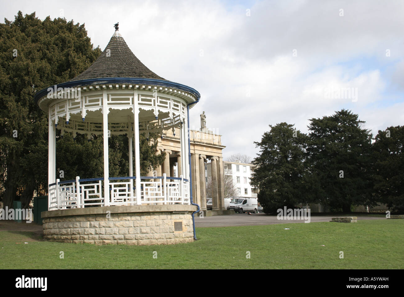 La band stand a Pittville Pump Room a Cheltenham, Gloucestershire Foto Stock