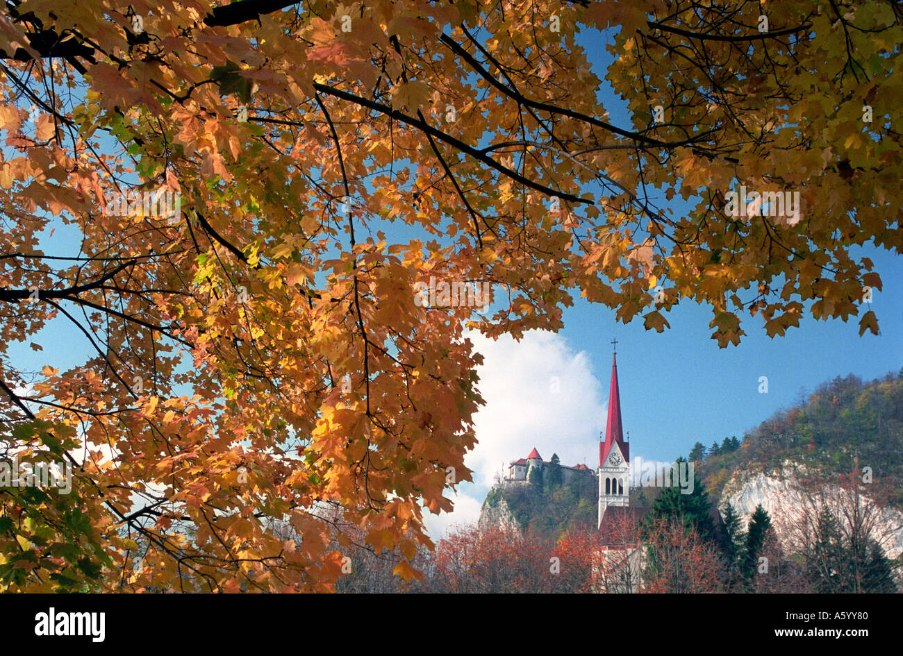 Il lago di Bled guglia Colore di autunno città e il castello di Bled incorniciato da foglie in piena di colori autunnali Slovenia Foto Stock