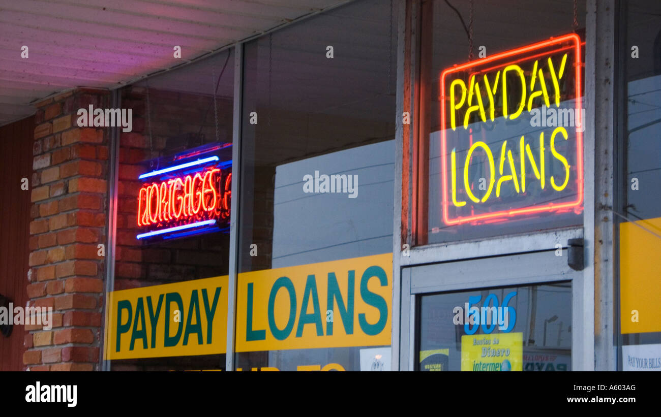 Il neon payday prestito mutui segno nella finestra storefront Foto Stock