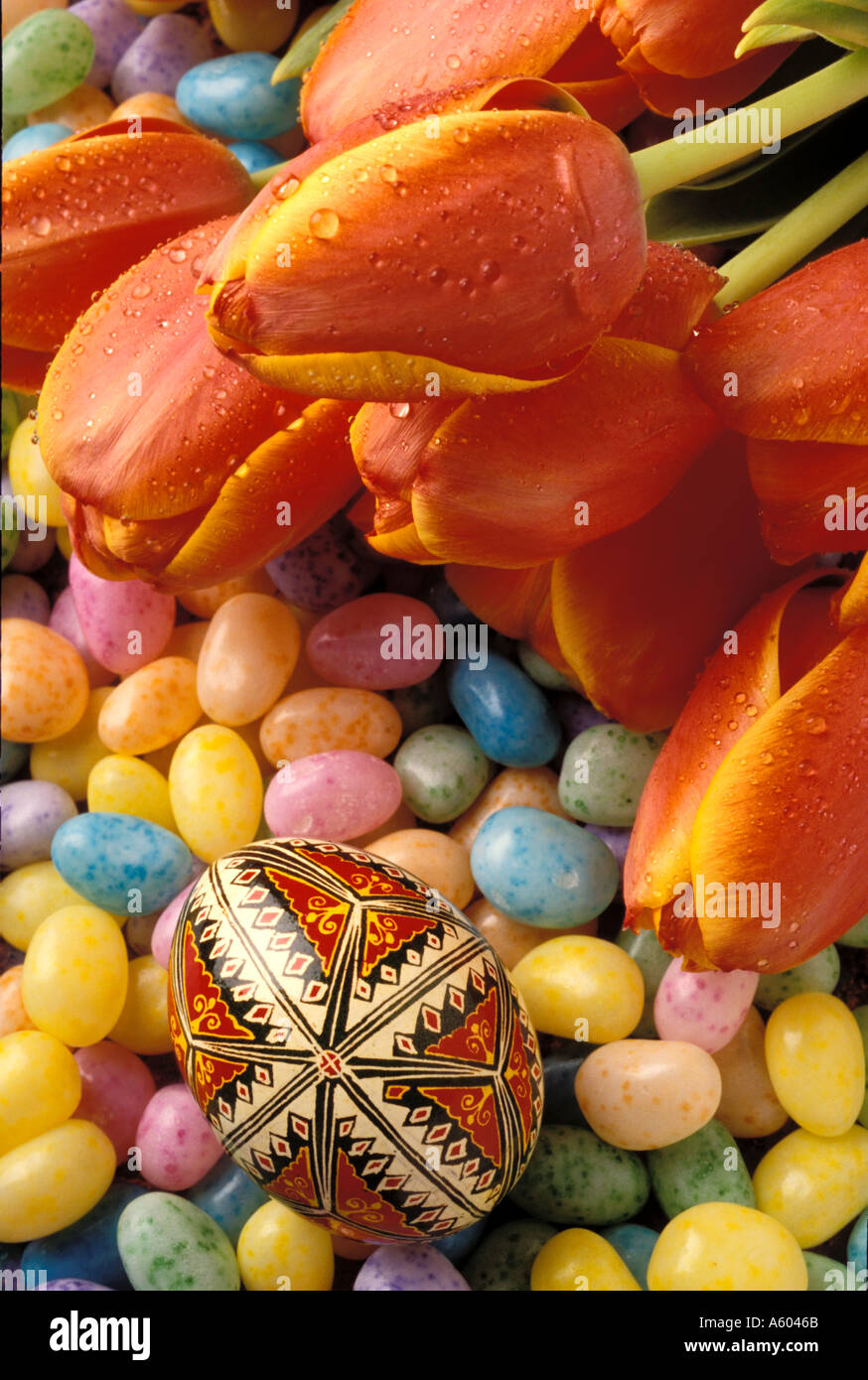 Uovo di Pasqua Jelly Beans e tulipani Foto Stock