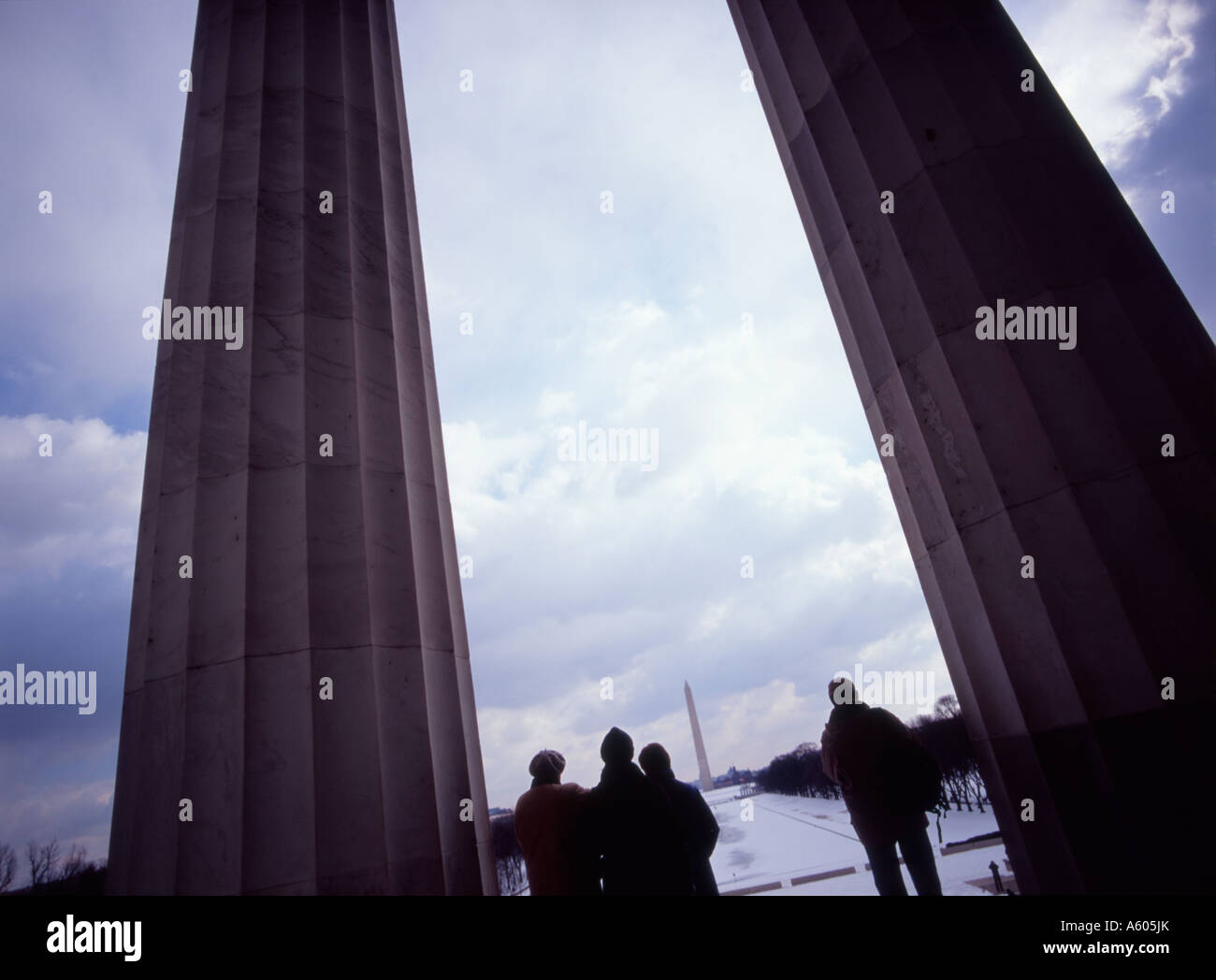 Un gruppo di persone che guardano verso il Monumento di Washington dai gradini del Lincoln Memorial, Washington D.C. Foto Stock