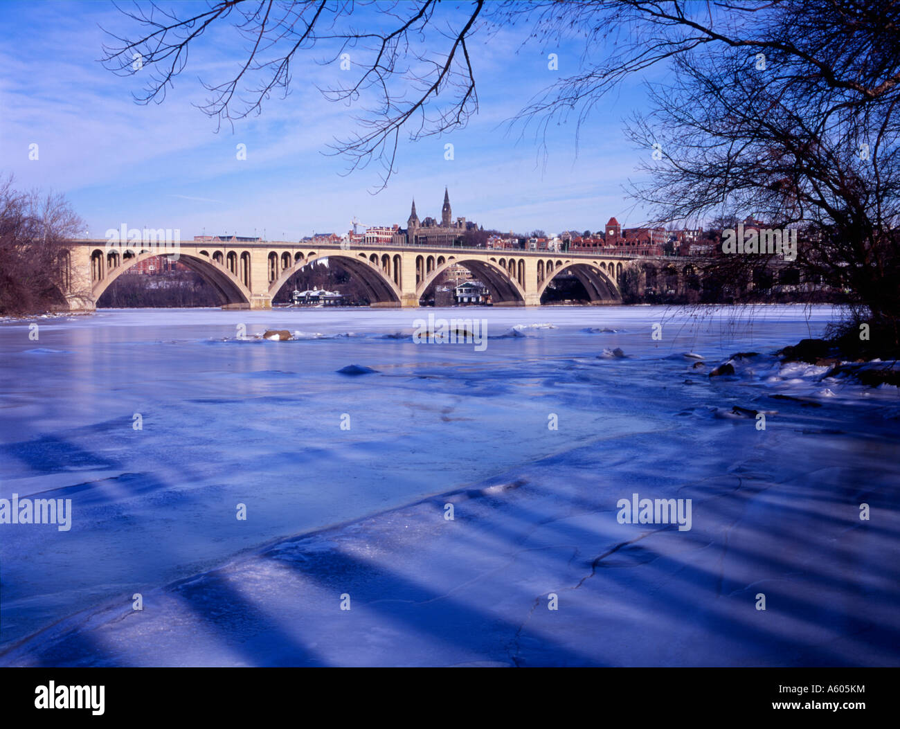 Georgetown e Francis Scott key bridge da Roosevelt island, Washington D.C. Foto Stock