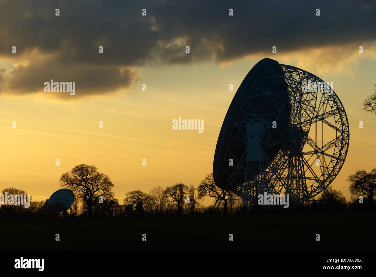 Jodrell Bank Radio Telescope al tramonto vicino Goostrey Cheshire Foto Stock