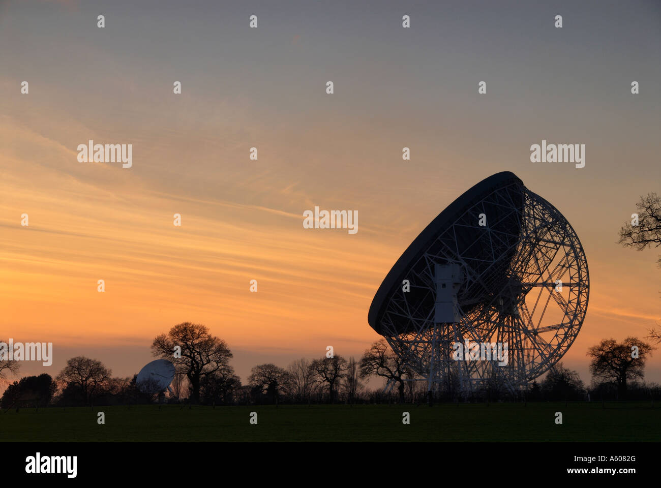 Jodrell Bank Radio Telescope tramonto vicino Goostrey Cheshire Foto Stock