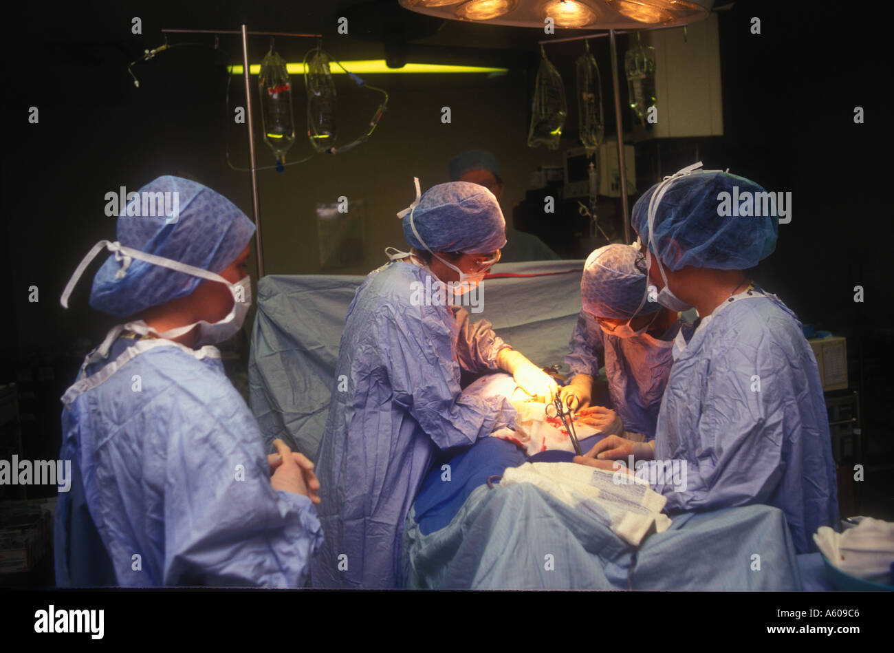 Operazione di taglio cesareo. Foto Stock