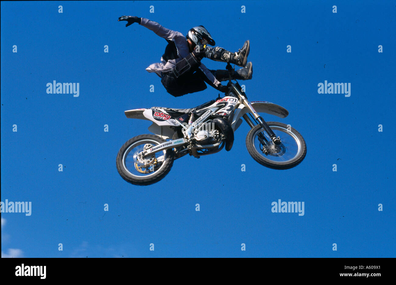 Basso angolo vista del driver di motocross nella metà di salto in aria Foto Stock