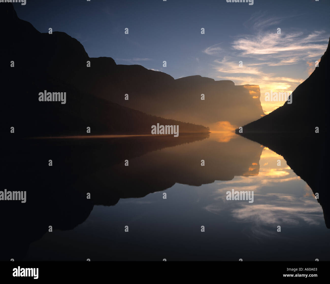 Fiordo e nebbia a Western Brook Pond Parco Nazionale Gros Morne Terranova in Canada Foto Stock