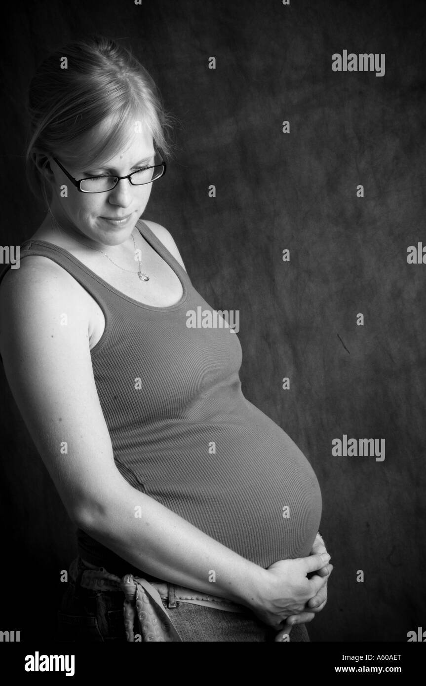 Ritratto di una bella donna in stato di gravidanza Foto Stock
