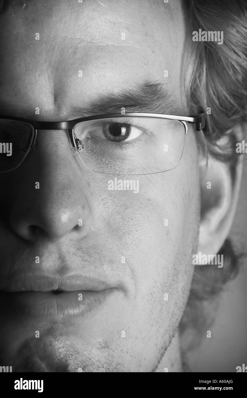 Giovane uomo è ritratto con gli occhiali Foto Stock