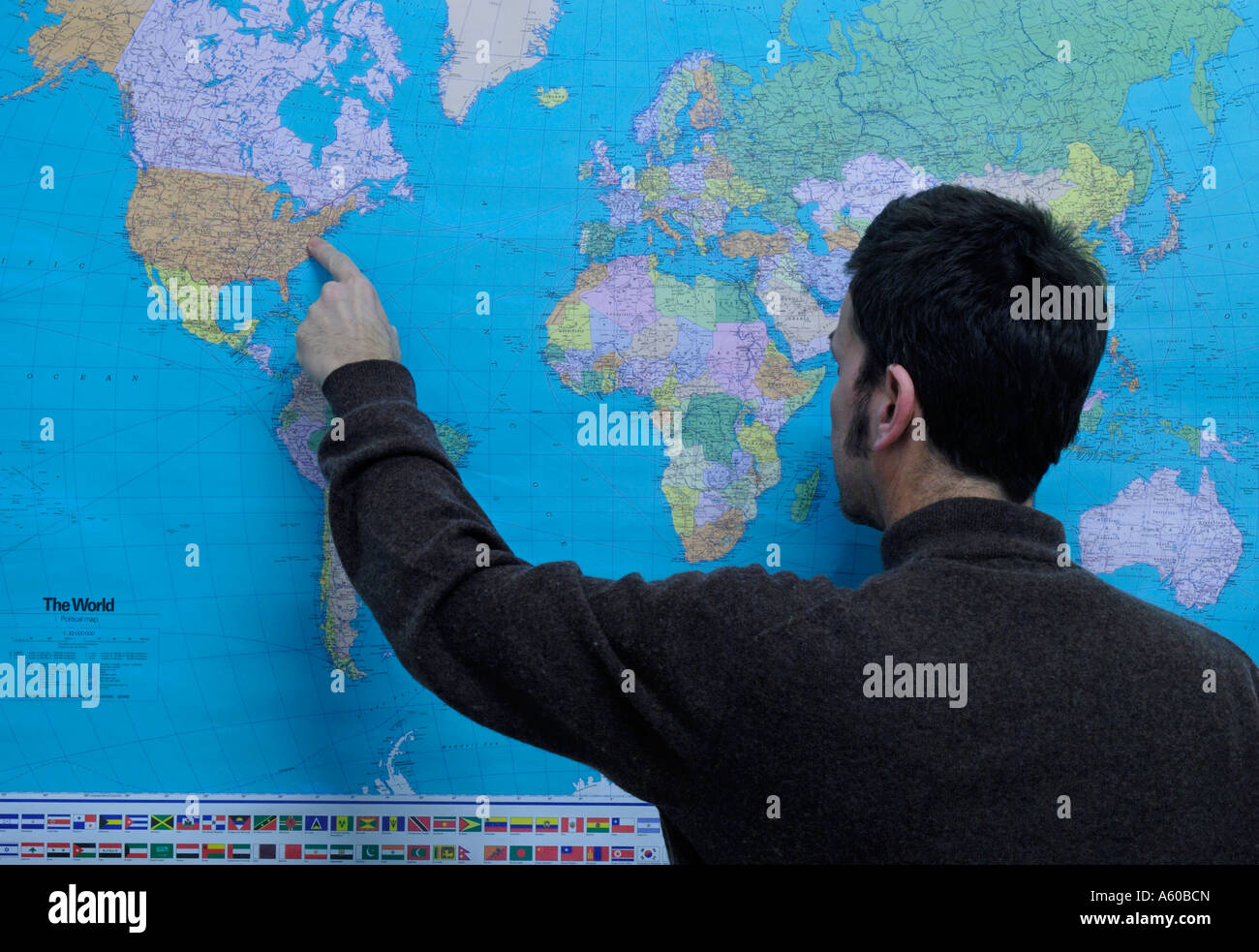 Docente di geografia rivolta verso gli Stati Uniti sulla politica del mondo mappa Foto Stock