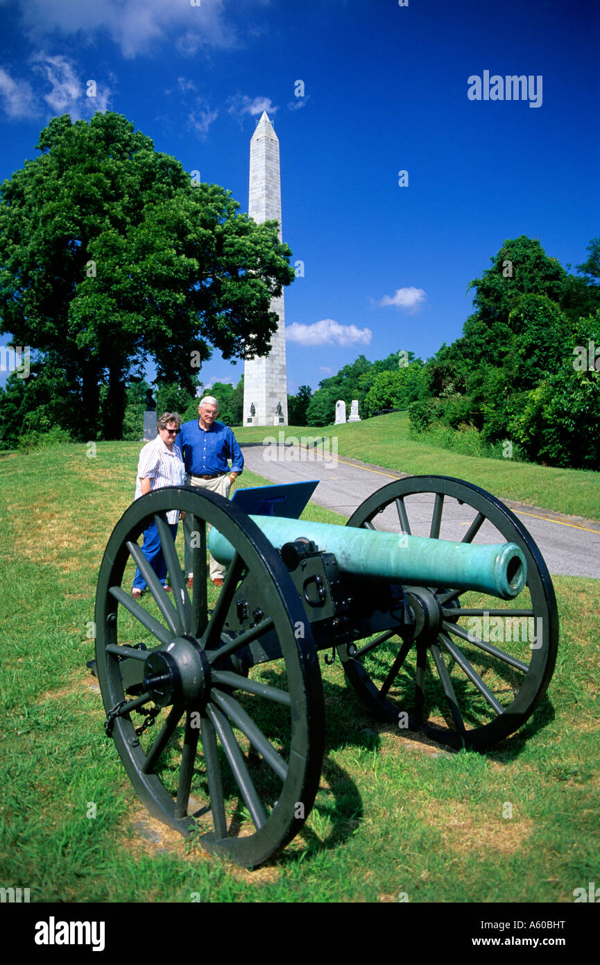 I turisti sostare nelle vicinanze di un cannone a Parco Nazionale Militare e Vicksburg campo di battaglia in Mississippi Foto Stock