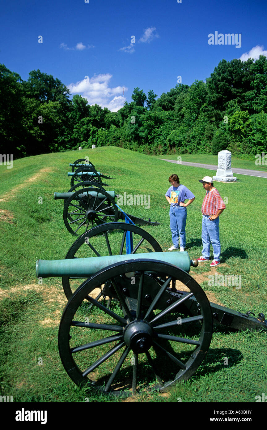 I turisti guardano cannoni a Vicksburg National Park e campo di battaglia in Mississippi Foto Stock