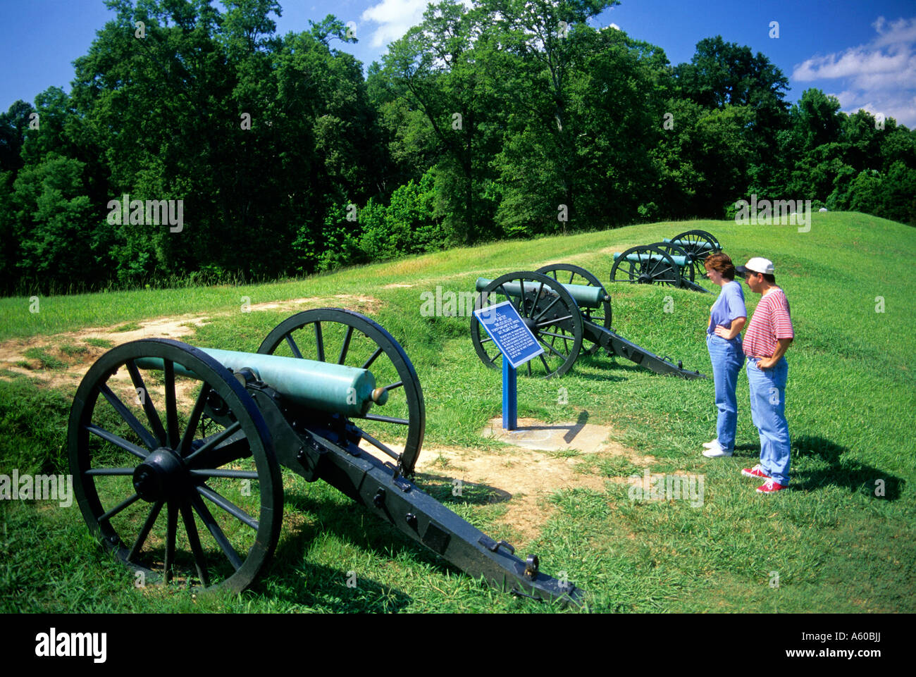 I turisti guardano cannoni a Vicksburg National Military Park e campo di battaglia in Mississippi Foto Stock