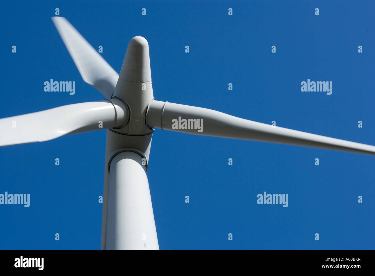 Il rotore e le pale di una grande turbina eolica a centrali eoliche in Cumbria Foto Stock