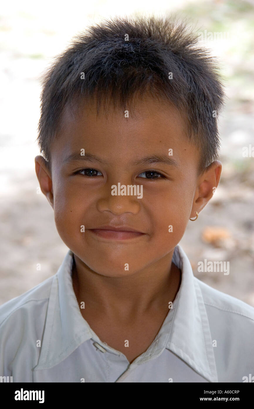 Giovane ragazzo tahitiano sull'Isola di Moorea Foto Stock