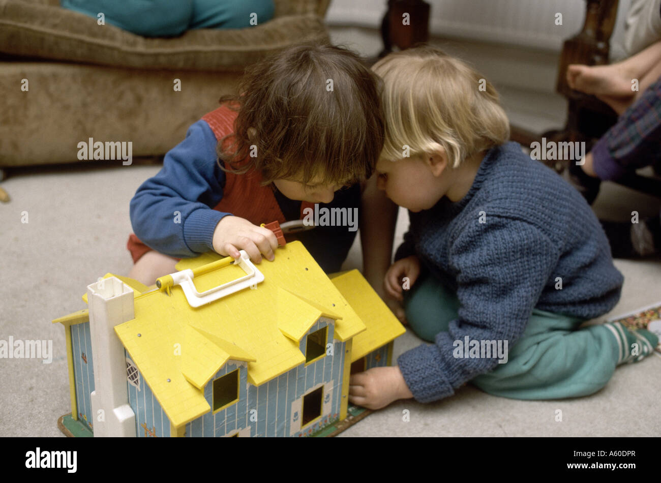 Due bambini che giocano insieme Foto Stock