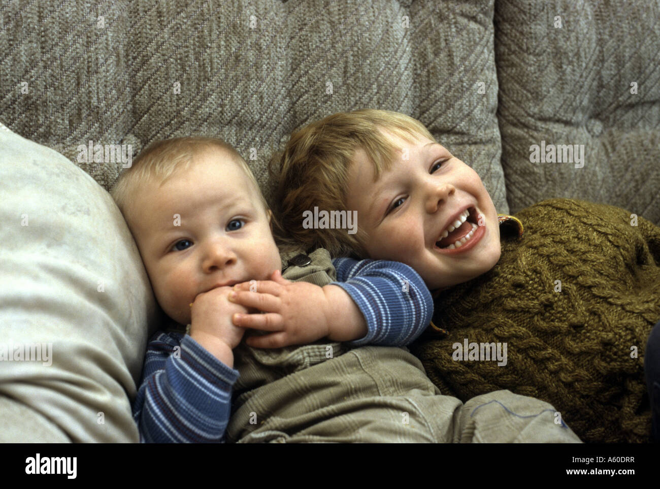 Ritratto di due fratelli seduti insieme su un lettino Foto Stock