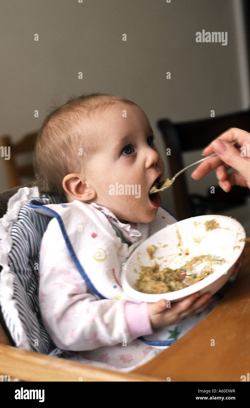 Baby essendo spoon fed. Foto Stock