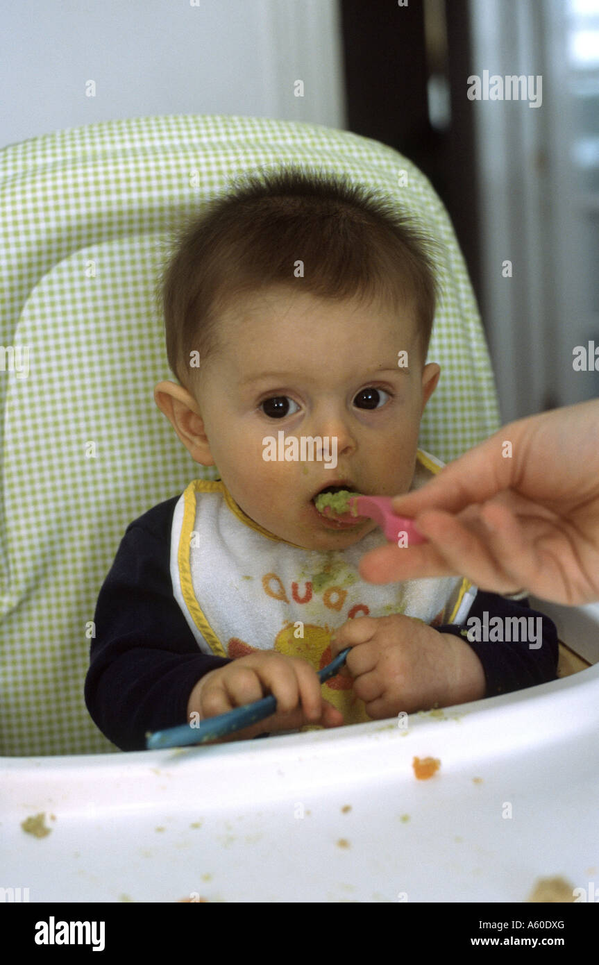 Baby essendo spoon fed. Foto Stock